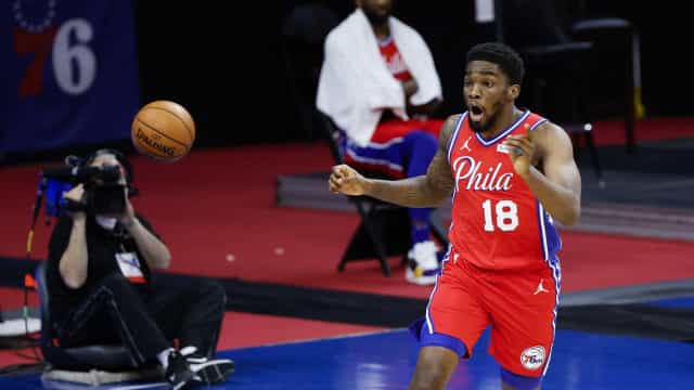 Em final emocionante, 76ers batem Lakers em duelo de líderes da NBA; Jazz vence