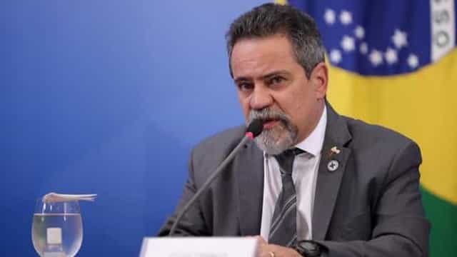 Élcio Franco faz comparação com vacina para justificar indicação de clorquina