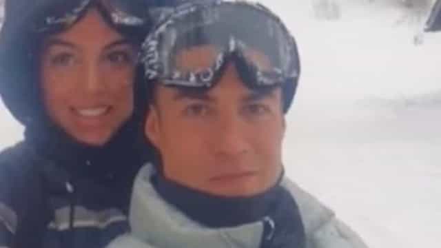 Cristiano Ronaldo viaja com esposa e pode ser multado por quebrar o isolamento