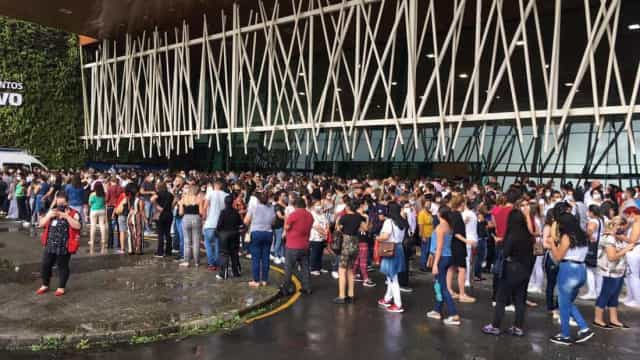 Vacinação contra a Covid-19 gera aglomeração e fila de espera de mais de 1h em Curitiba