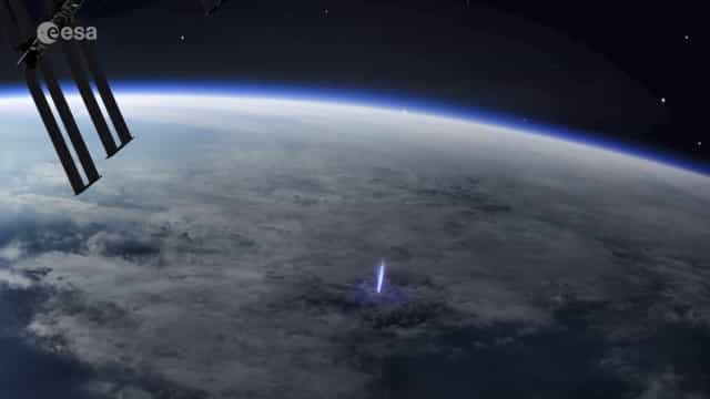 Estação Espacial capta imagens de ‘coluna’ azul acima das nuvens