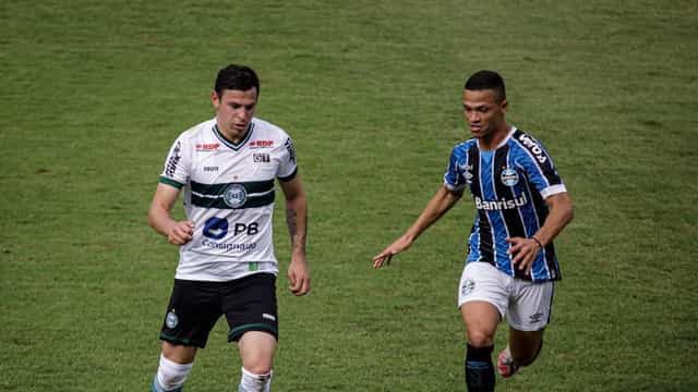 Grêmio perde pênalti, empata com Coritiba e vê G4 do Brasileiro mais longe