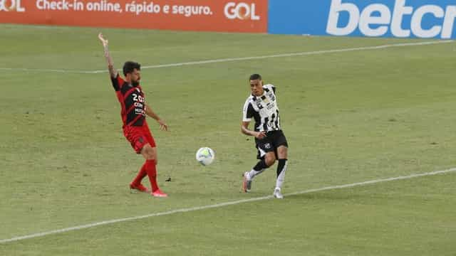 Athletico-PR vence Ceará com 2 gols de Carlos Eduardo e sobe na tabela