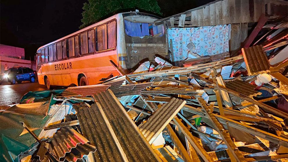 Ônibus escolar destrói loja, residência e fere criança em Sorriso