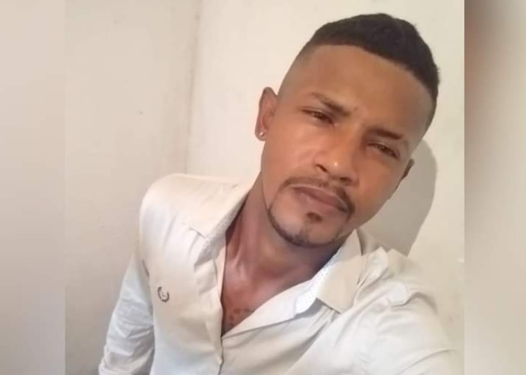 Jovem é puxado para rio durante trabalho em balsa por suposta cobra sucuri