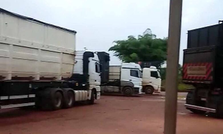 Carretas e caminhões ficam parados em estrada de Apiacás por causa de atoleiros