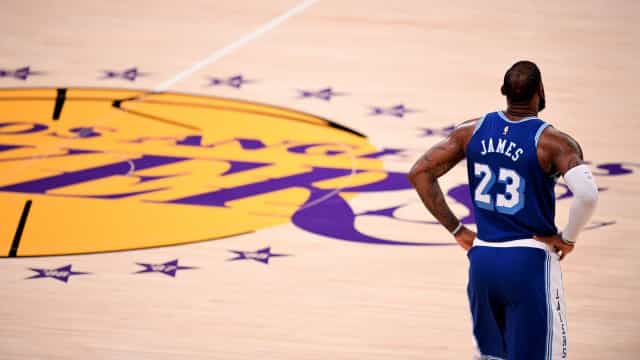 LeBron volta de suspensão dando show e Lakers batem o Indiana na prorrogação