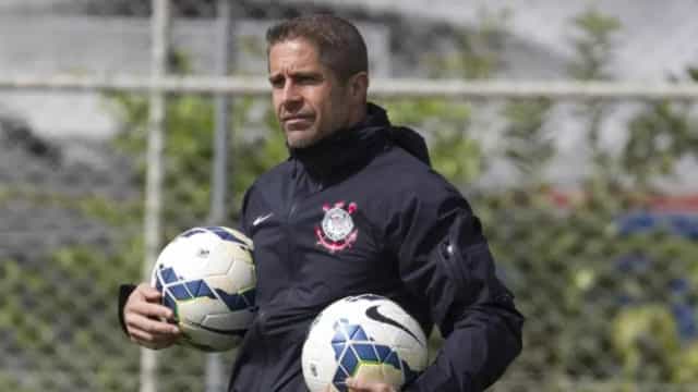 Pressionado, Sylvinho não admite mudar esquema e pode ‘improvisar’ Corinthians