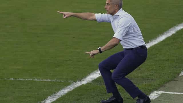 Situação e oposição pedem saída de Sylvinho, mas Corinthians mantém apoio