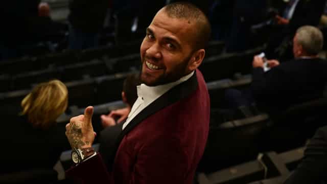 Daniel Alves faz discurso na volta ao Barcelona e exalta o clube