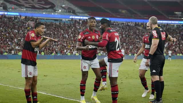 Flamengo vence o Corinthians em despedida do Maracanã antes de Libertadores