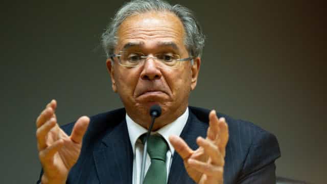 Paulo Guedes diz que árabes querem comprar dois clubes de futebol do Brasil