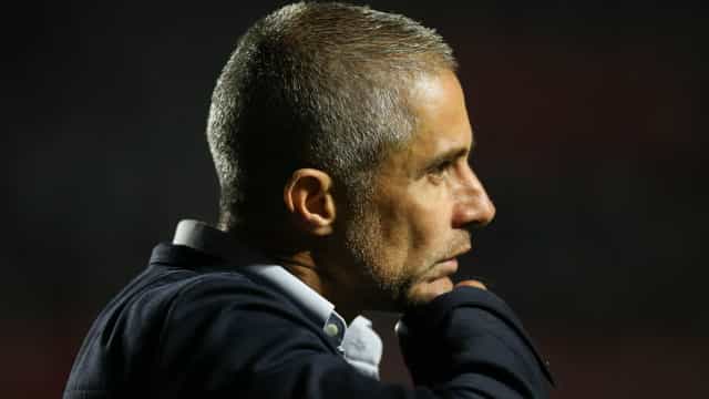 Após falha, Sylvinho reforça confiança em Cássio: ‘Todos acertamos e erramos’