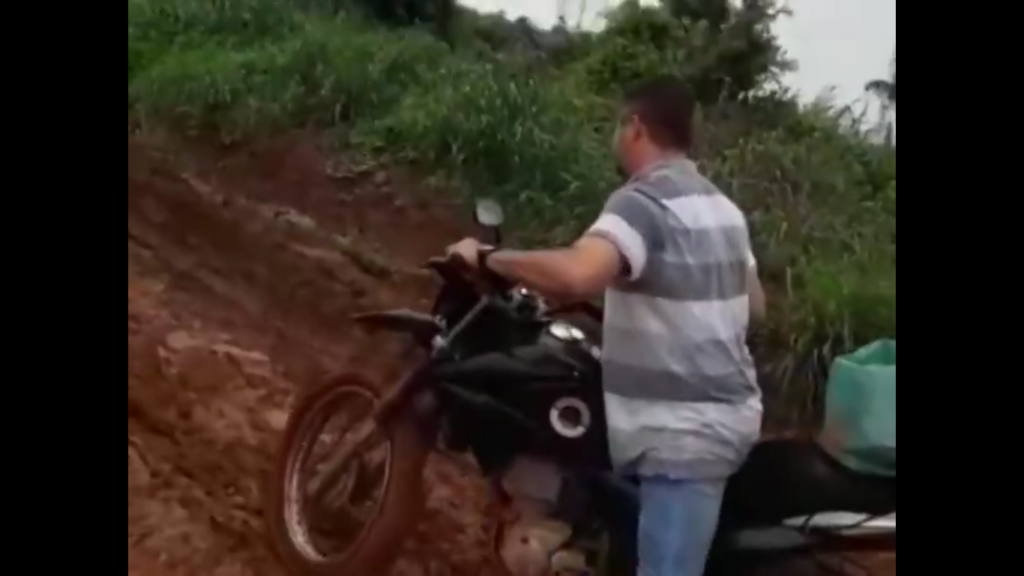 Motociclista precisa passar por verdadeiro ‘rally’ para atravessar rodovia em Apiacás