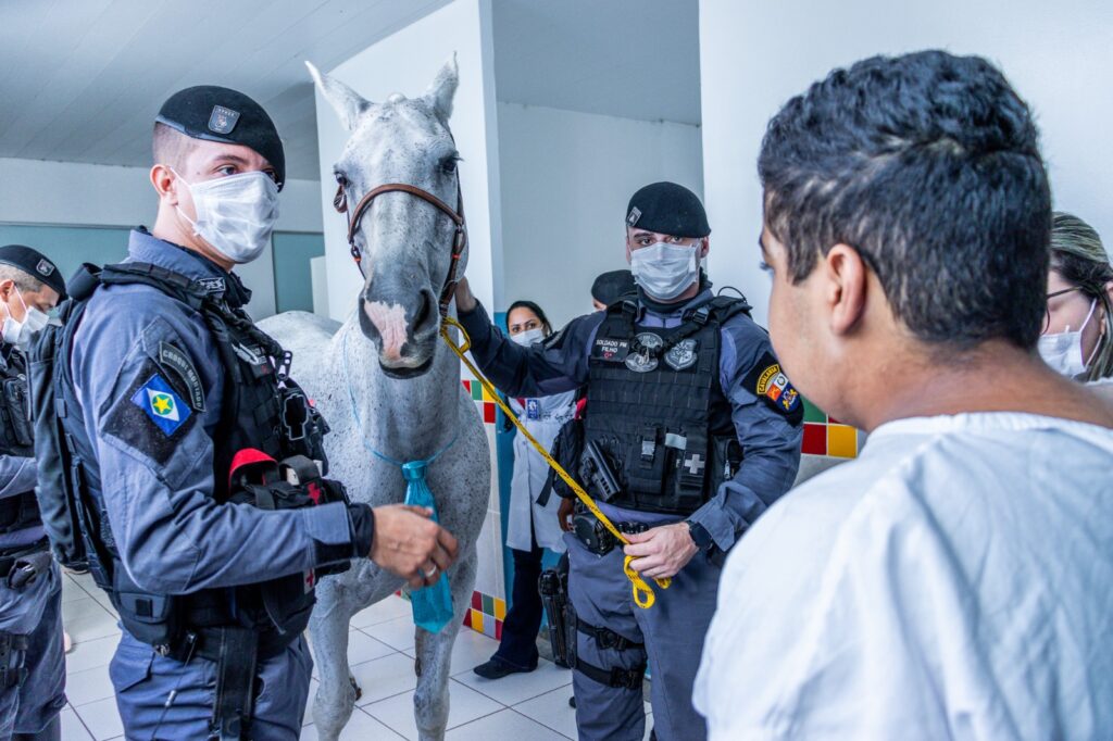 Cavalaria da PMMT realiza visita surpresa para pacientes do Hospital de Câncer de Cuiabá