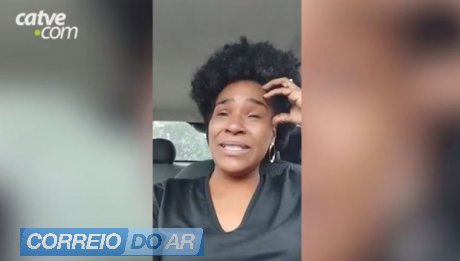Professora acusa Atacadão de racismo e tira a roupa em protesto