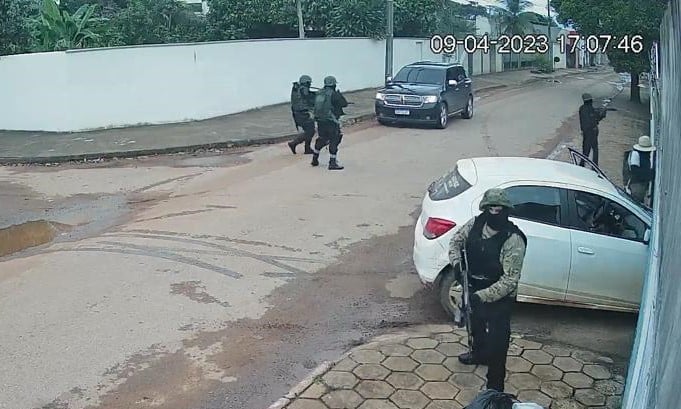 Criminosos invadem base da PM e explodem empresa de transporte de valores em MT