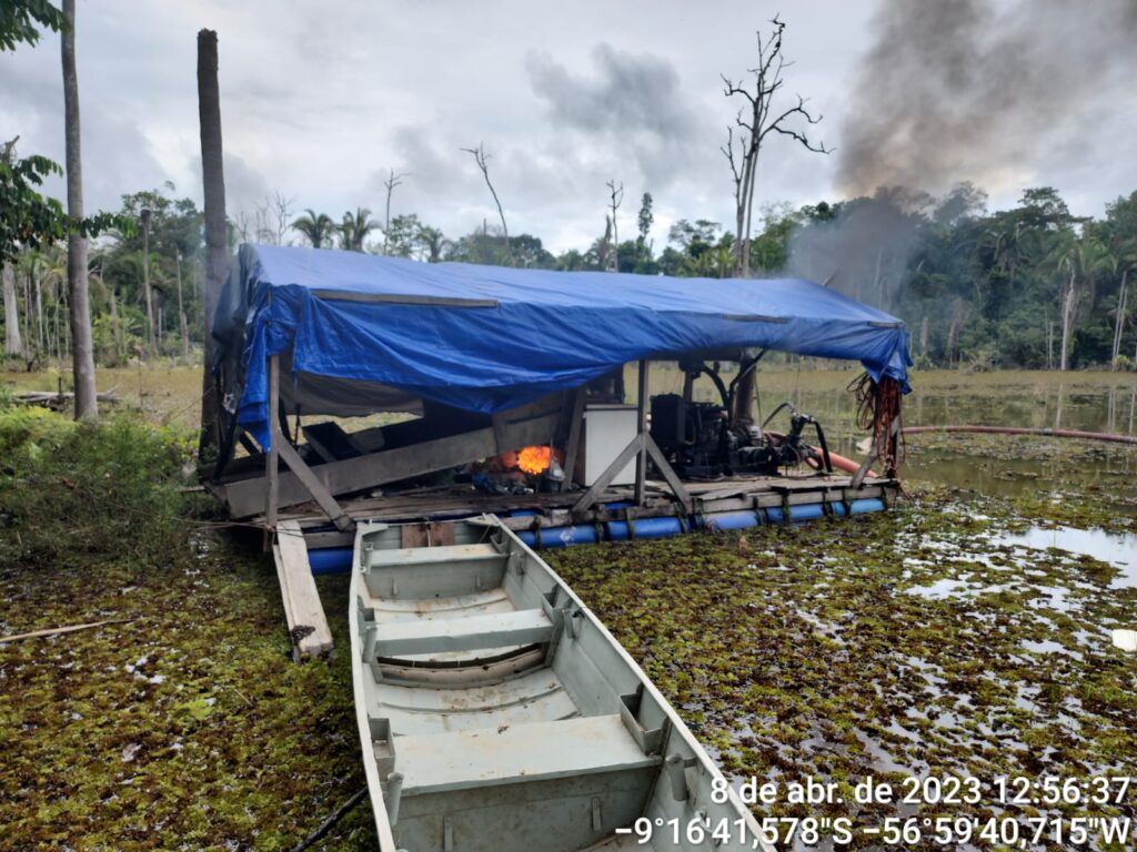 Polícia Ambiental destrói equipamentos de garimpo em Paranaíta