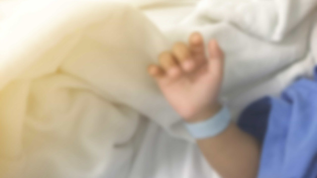 Homem transporta filho morto até ao hospital. Mulher morreu há um mês