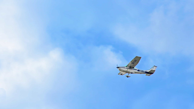 Aeronave colide contra cais de pesca e causa quatro mortos