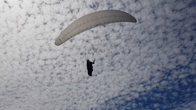 Três parapentistas colidem no ar e um deles morre em Santa Catarina