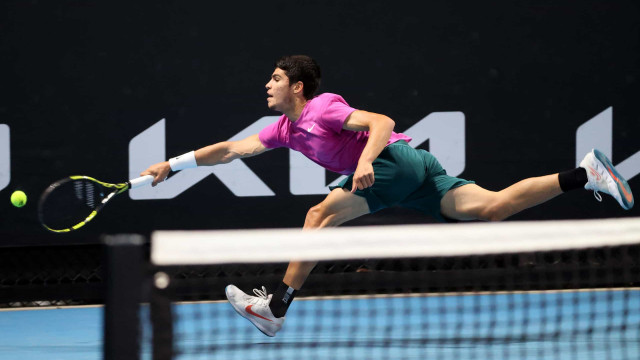 Em retorno, Alcaraz vence português em estreia no Torneio de Barcelona