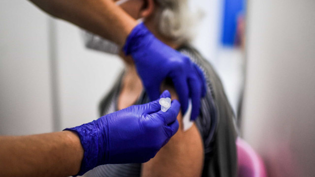 Reforço da vacina só para grupo de risco é acerto, dizem médicos