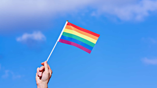 Cruzada contra LGBTQIA+ nos EUA vai de lei antidrag a currículos não inclusivos