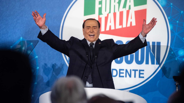 Após segunda noite no hospital, Berlusconi "está reagindo positivamente"