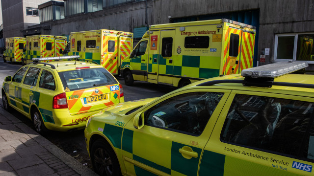 Cadeirante morre após cair de ambulância na Inglaterra