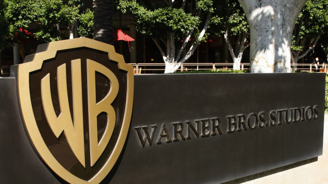 Warner Bros. faz cem anos com dívida de US$ 50 bi e tesouros em ‘museu secreto’