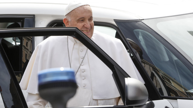 Papa Francisco recebe alta hospitalar e retorna ao Vaticano