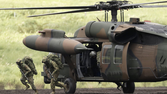 Helicóptero militar japonês desaparece com dez pessoas a bordo