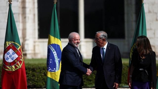 Lula assina 13 acordos em Portugal, volta a atacar antecessores e comete gafe