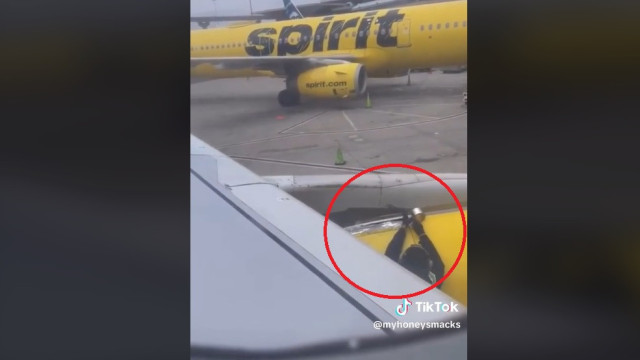 Flagra de funcionário arrumando asa de avião com fita adesiva viraliza