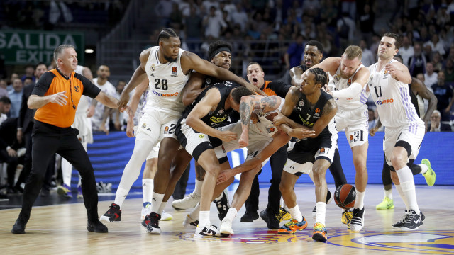 Ex-NBA leva ‘ippon’ em briga generalizada em Real Madrid x Partizan na Euroliga