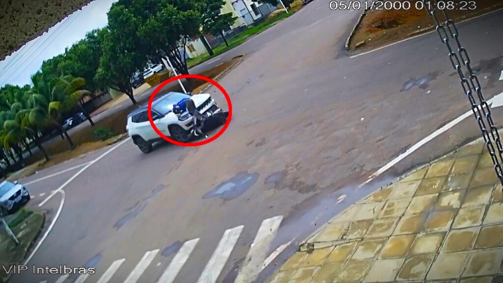 Vídeo mostra motociclista sendo arremessado em batida entre Biz e Jeep