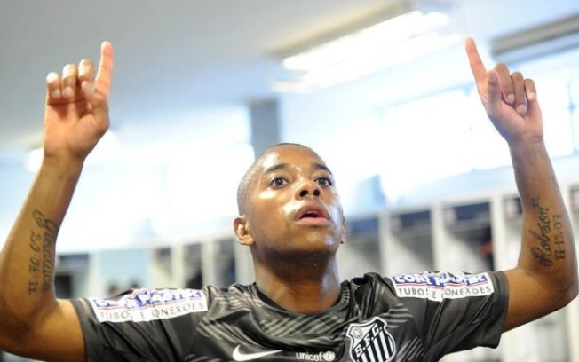 Condenado, Robinho participa de churrasco no Santos; STJ anuncia data de julgamento