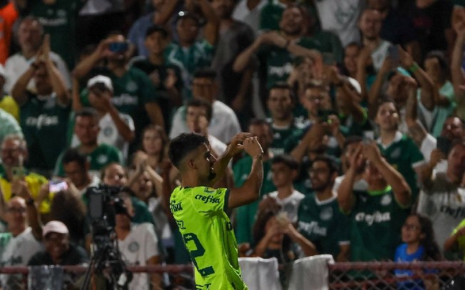 Flaco Lopéz se aproxima de melhor marca no Palmeiras e celebra boa fase