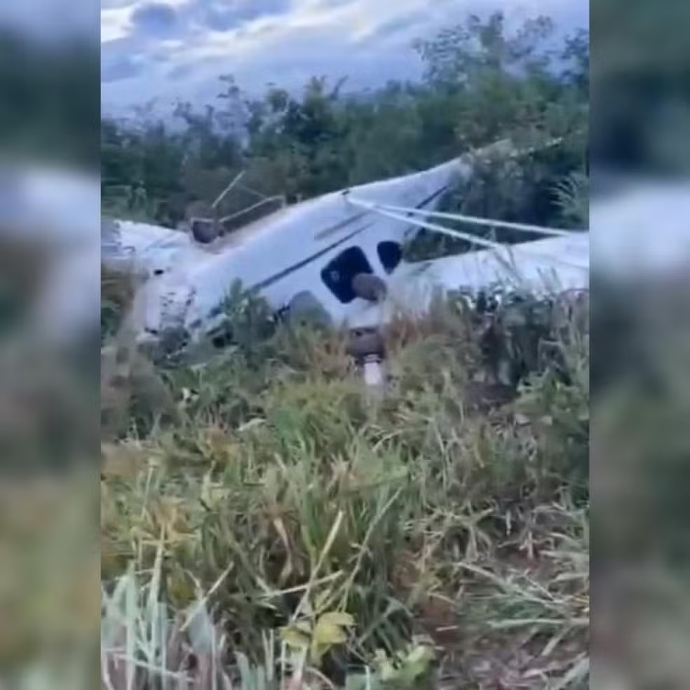 Avião cai após perder potência na decolagem e piloto sai ileso em MT