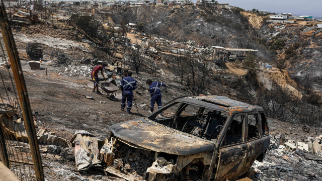 Famílias ‘de guarda’ dormem ao lado de parentes mortos em incêndios no Chile