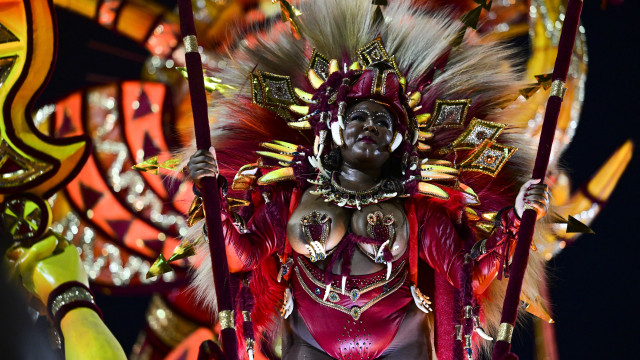 Escolas campeãs do carnaval do Rio desfilam neste sábado