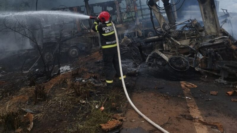 Bombeiros combatem incêndio causado por acidente entre uma carreta e um caminhão em Confresa