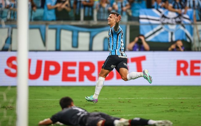 Sem sustos, Grêmio vence o Brasil de Pelotas e vai à semifinal do Gaúcho
