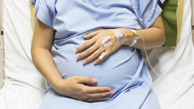 Médica nega atendimento e grávida dá à luz no chão em hospital no RJ