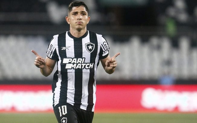 Savarino celebra goleada do Botafogo antes da partida decisiva na Libertadores