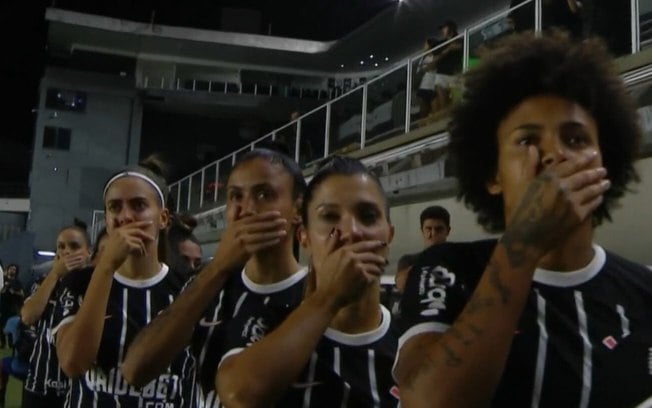 Jogadoras do Corinthians fazem protesto no jogo com o Santos. Entenda
