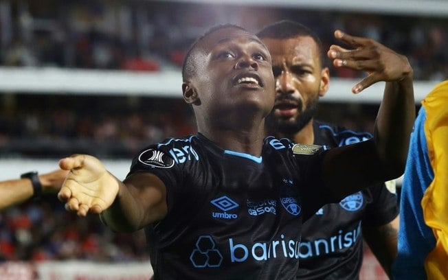 Grêmio vence em visita ao Estudiantes (1-0) e respira na Libertadores