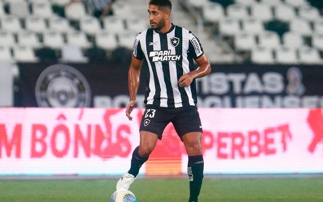Pablo estreia pelo Botafogo, mas deixa campo com problema na coxa