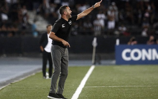Artur Jorge elogia atuação do Botafogo após primeira vitória na Libertadores